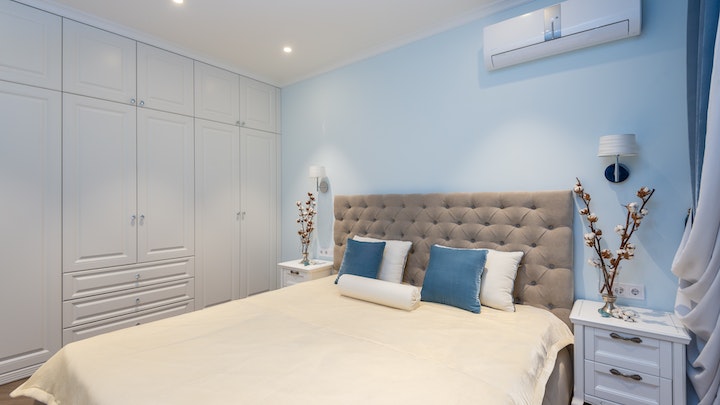 pared-de-color-azul-en-dormitorio