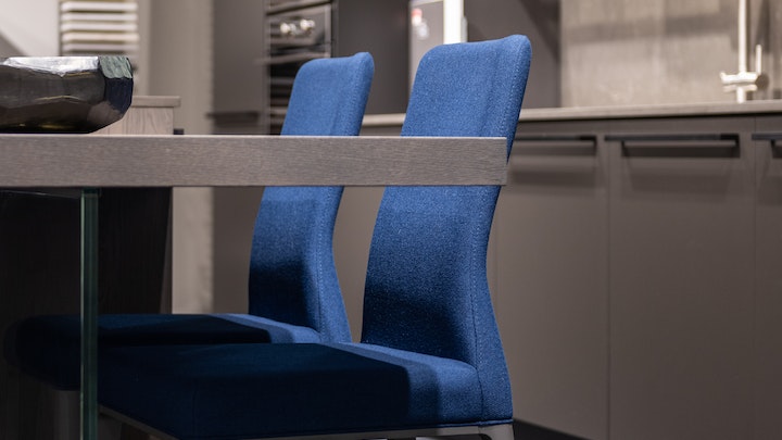 silla-azul-con-respaldo