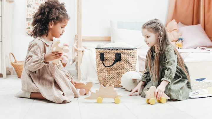 cesta-de-mimbre-en-dormitorio-infantil