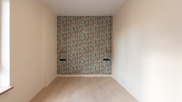 estancia-con-suelo-de-madera-y-papel-pintado-en-la-pared