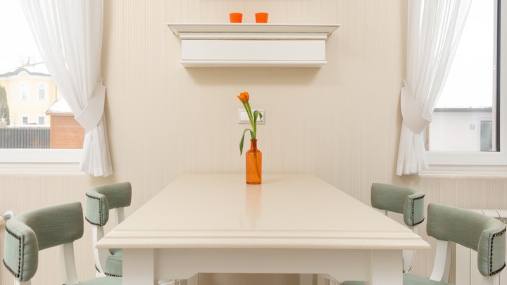 mesa-de-comedor-blanca-con-sillas-en-contraste