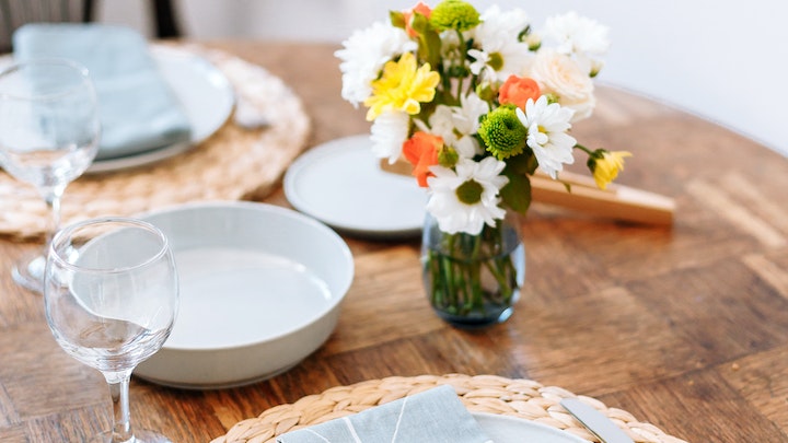 pequeno-jarron-en-mesa-de-madera