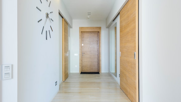reloj-de-pared-en-pasillo
