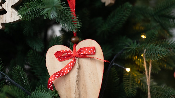 adornos-de-madera-en-arbol-de-navidad