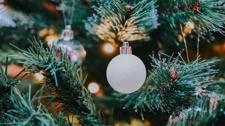 arbol-de-navidad-con-adornos-de-color-blanco