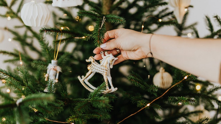 arbol-de-navidad-con-adornos-en-blanco