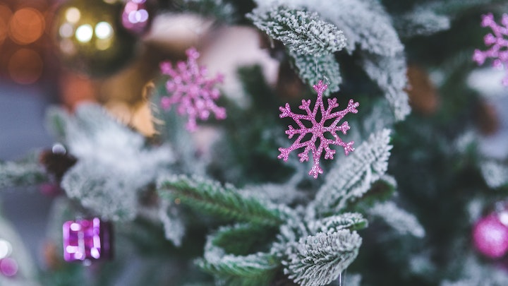 arbol-de-navidad-con-detalles-en-rosa