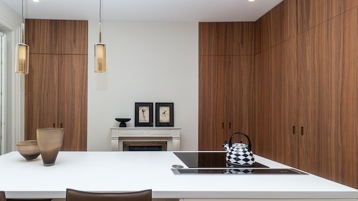 decoracion-de-cocina-en-blanco-negro-y-madera