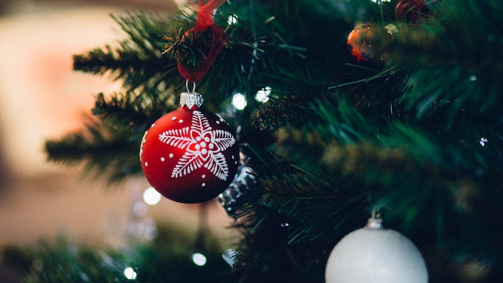 adornos-del-arbol-de-navidad-en-blanco-y-rojo