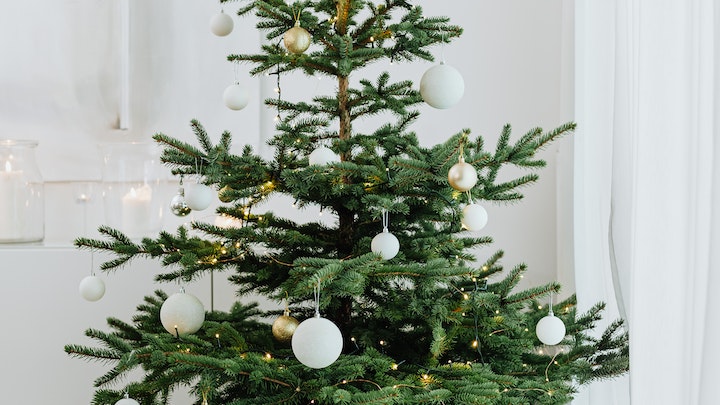 arbol-de-navidad-con-adornos-en-blanco-en-el-salon