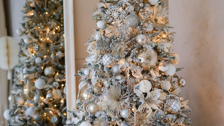 arbol-de-navidad-reflejado-en-el-espejo