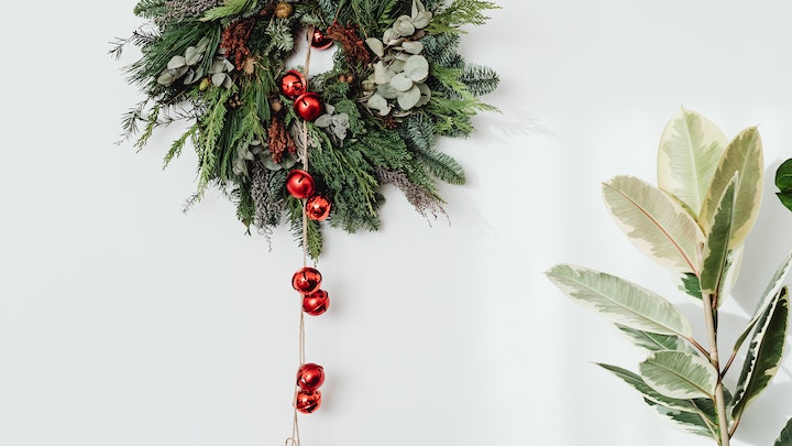 corona-de-navidad-en-pared-de-color-blanco
