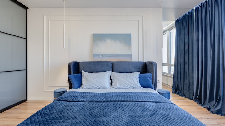 dormitorio-decorado-en-azul-y-blanco