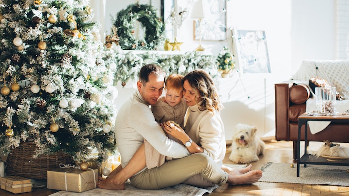 familia-celebra-la-navidad-en-el-salon