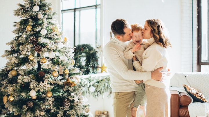 familia-en-salon-en-navidad