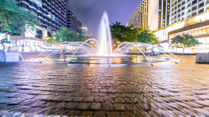 fuente-ornamental-en-una-plaza