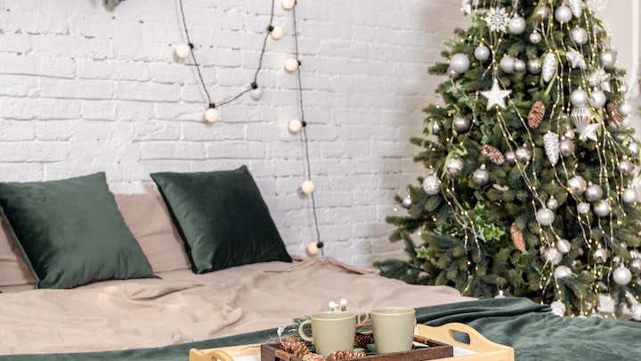 luces-decorativas-y-arbol-de-navidad-en-dormitorio