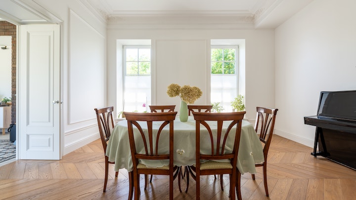 mesa-con-sillas-de-madera-en-comedor