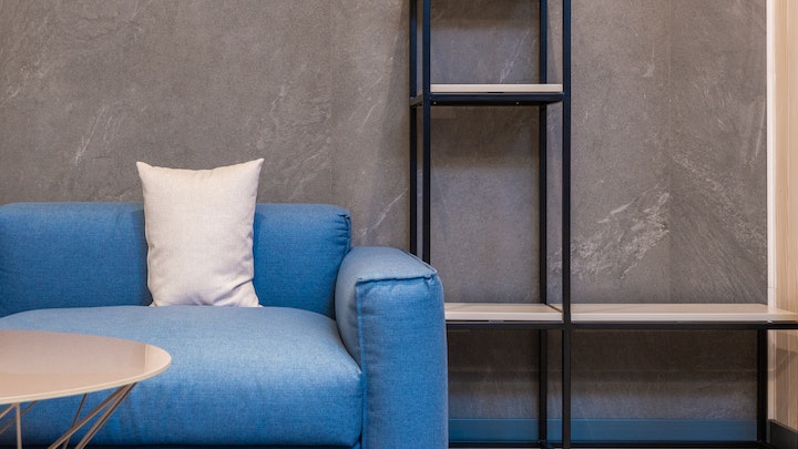 salon-azul-y-alfombra-de-color-gris