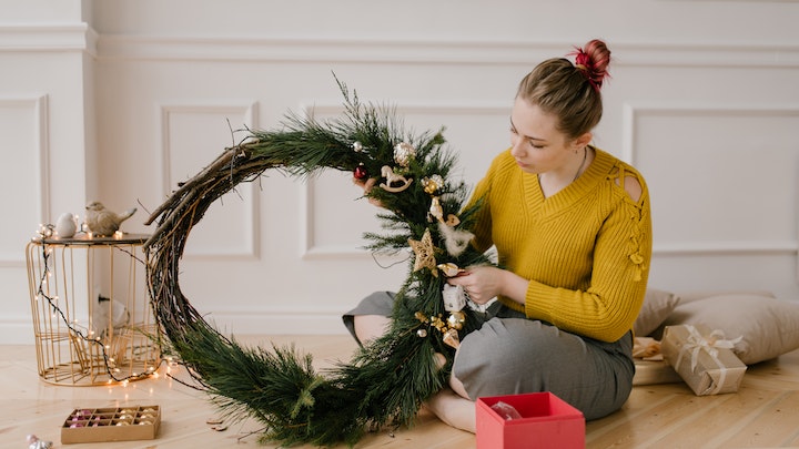 chica-realiza-corona-de-navidad