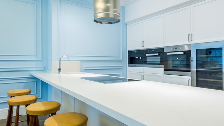 cocina-azul-y-blanca-con-isla