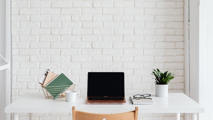 organizador-de-escritorio-en-la-mesa