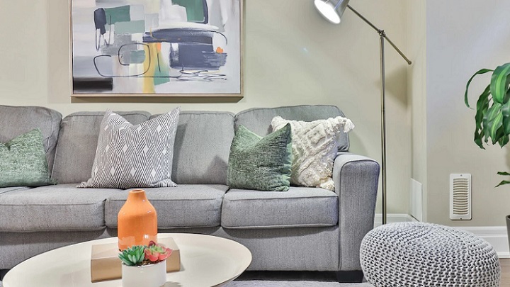 sofa-de-color-gris-en-salon
