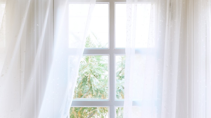 cortinas-blancas-en-la-ventana