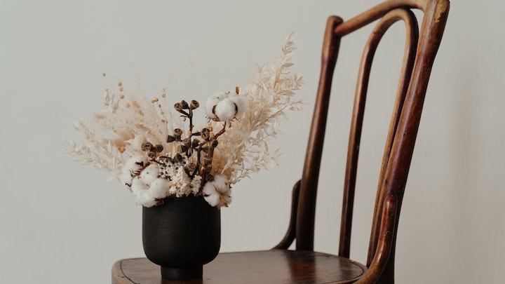 flores-sobre-silla-de-madera