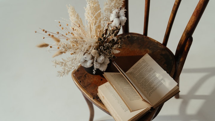libros-y-flores-sobre-la-silla