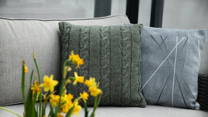 sofa-de-color-gris-con-varios-cojines