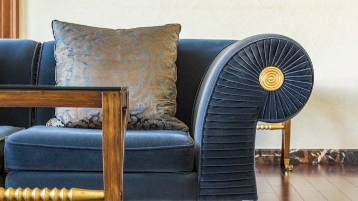 sofa-en-color-azul-y-detalles-en-dorado
