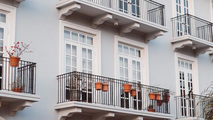 balcones-en-fachada-de-edificio