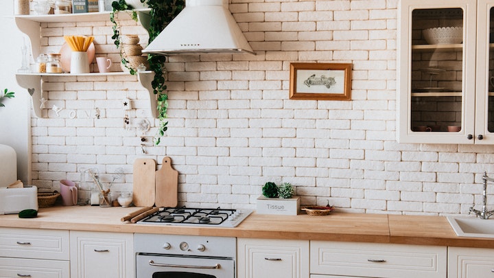 cocina-decorada-en-blanco-y-madera