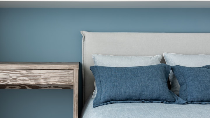 mesa-de-madera-en-dormitorio