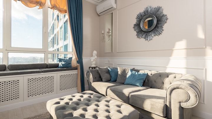 sofa-gris-en-un-salon-rectangular