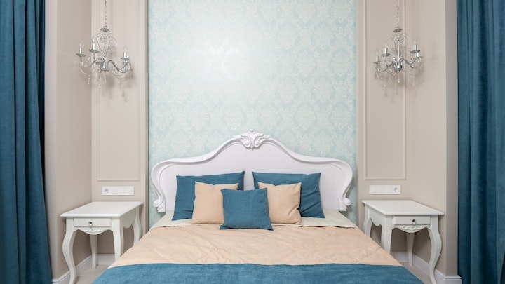decoracion-de-dormitorio-en-azul-blanco-y-beige