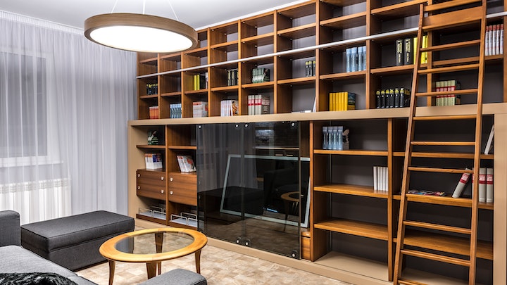 libreria-con-escalera-en-el-salon