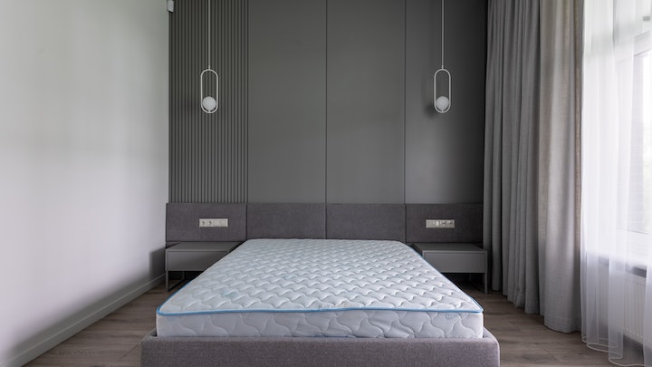 muebles-de-color-gris-en-combinacion-con-cortinas-del-mismo-tono