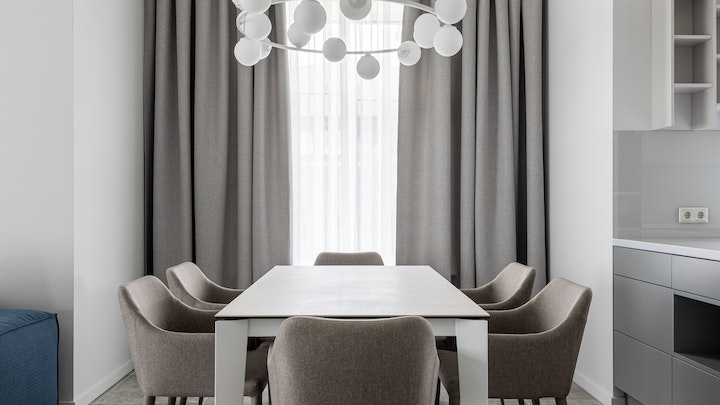 sillas-de-color-gris-y-mesa-blanca