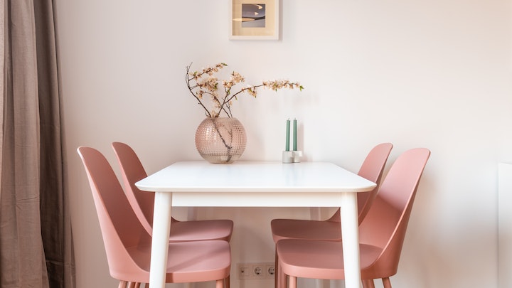 elegante-mesa-de-comedor-en-color-blanco