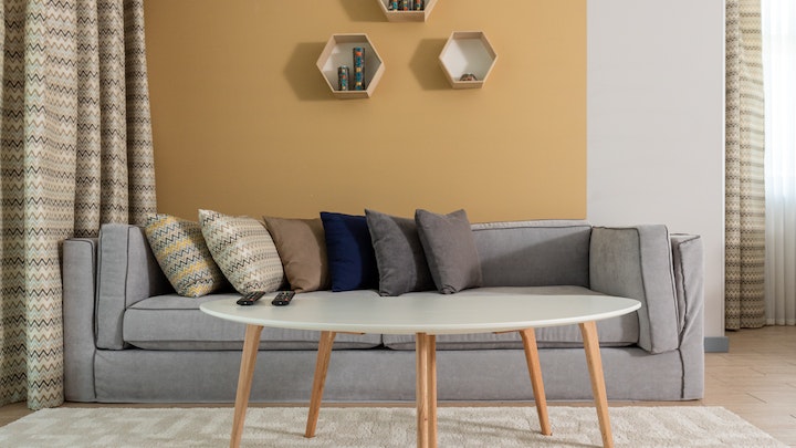 sofa-de-color-gris-en-un-salon