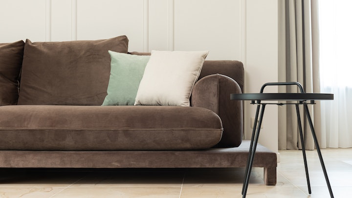 un-sofa-de-color-gris