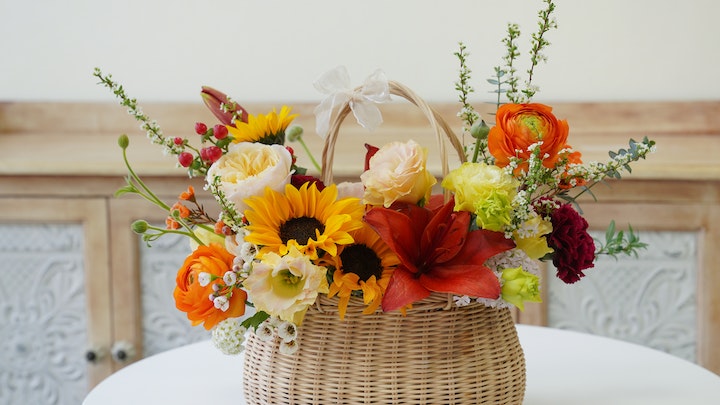 cesta-de-flores-en-la-mesa