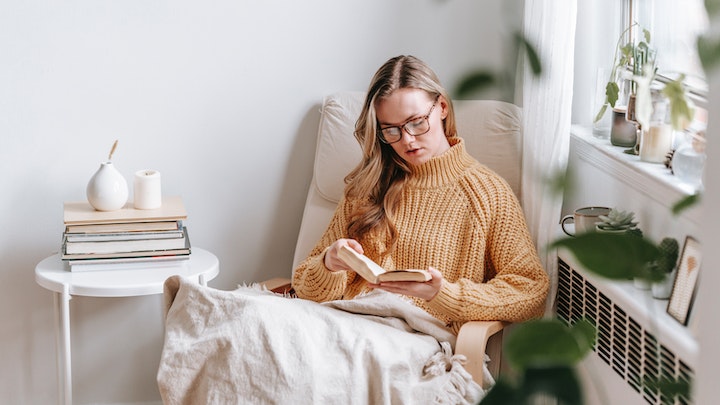 chica-lee-libros-en-casa