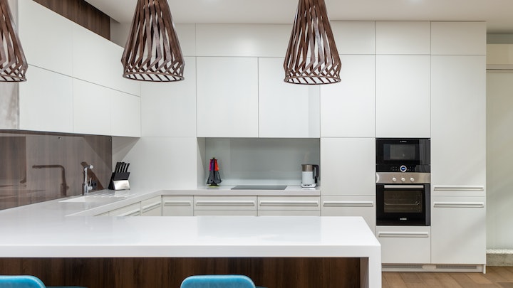 cocina-en-blanco-marron-y-azul