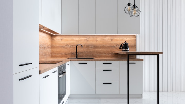 cocina-en-color-blanco-negro-y-madera