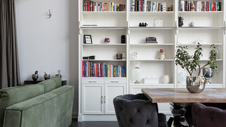 libreria-de-color-blanco-en-comedor