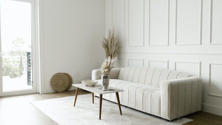 sofa-de-color-blanco-en-salon