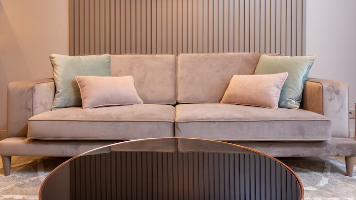 sofa-elegante-en-color-claro